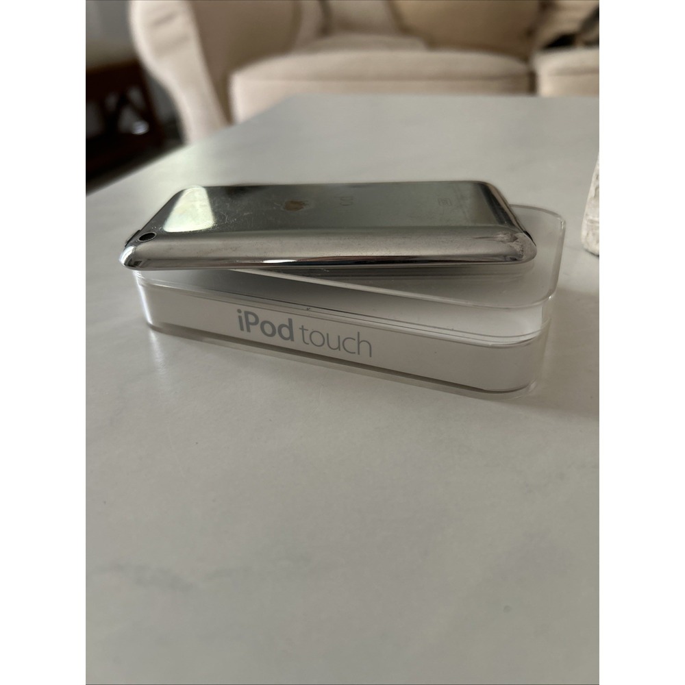 2011 Apple iPod touch A1367 8 GB - 4th Generation - White (MD057LL/A)